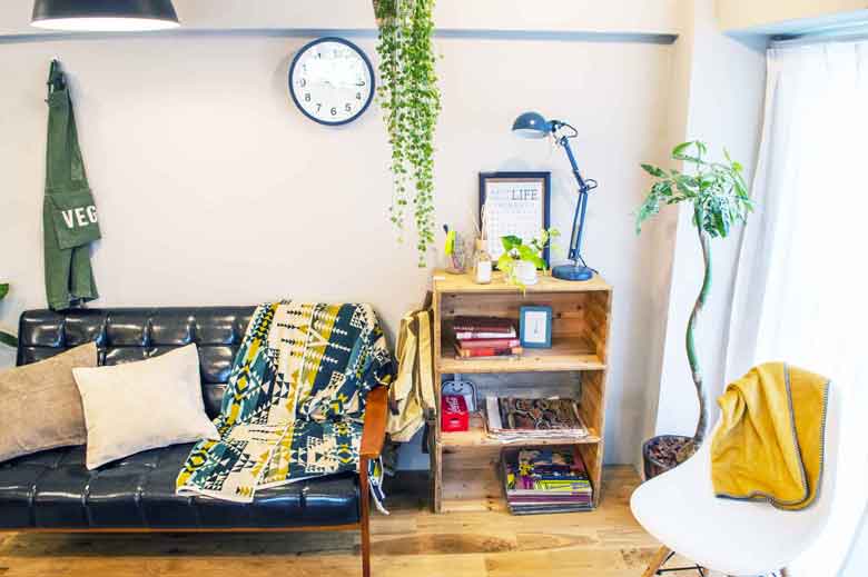 ブランケットやクッション、スタンドライトなど小物が多いオシャレなインテリア