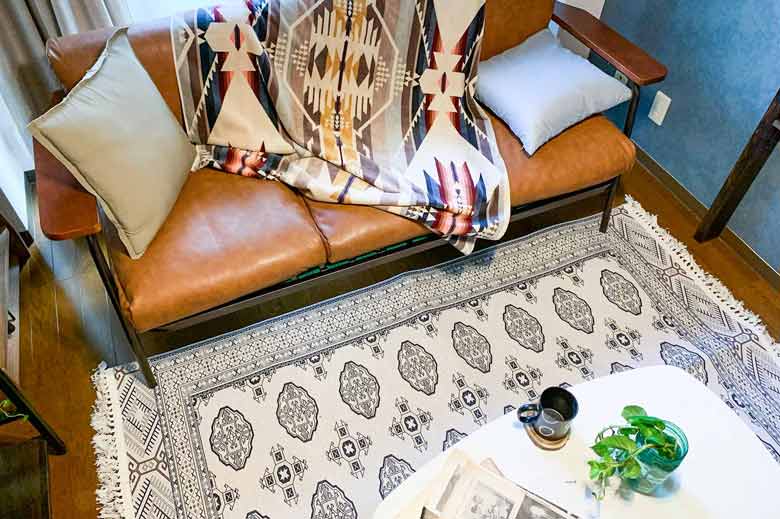 ミュージックビデオやドラマ撮影として利用しやすいソファーやカーペットの柄をチョイスしています