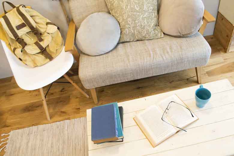 白テーブルとベージュのソファ、ベージュのカーペットで北欧・ナチュラルインテリアを演出