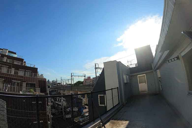 都会の真ん中を走る電車と都会の風景を撮影できる屋上にて撮影可能です。夕暮れ時は哀愁ある風景が撮影できます。