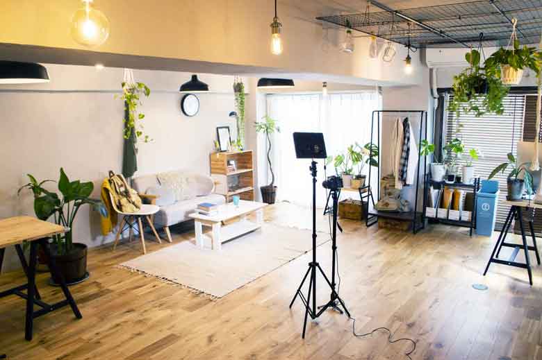50平米あるスタジオのため、ワンルームっぽいインテリアですが引きで部屋の横アングルから撮影することができます。