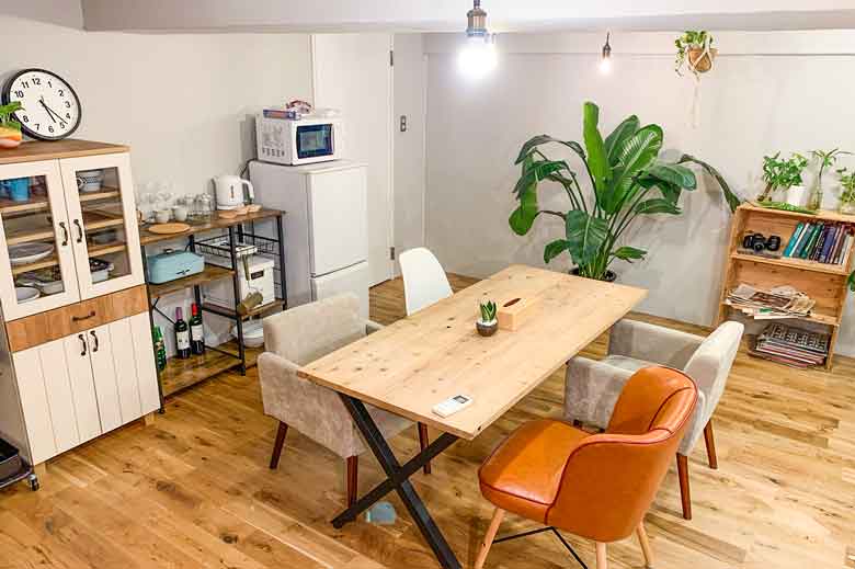 食卓シーンを撮影できるダイニングテーブル