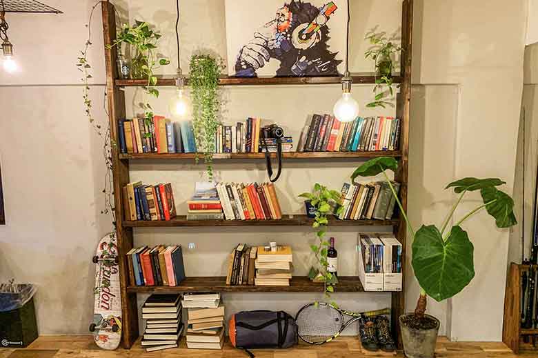 壁面いっぱいの本棚。本ではなく皿やコップを飾ってダイニングテーブルを置けばダイニングキッチンになります。
