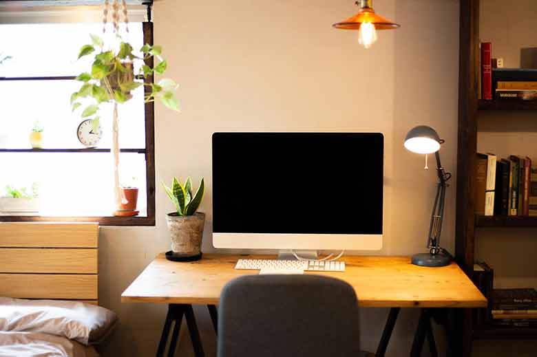 デスクトップPCのiMac。実際にご利用も可能です（念のためロケハンで起動するかなど確認ください）