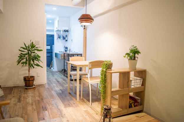 無垢フローリングと白系の家具で統一した北欧インテリアの撮影スタジオ