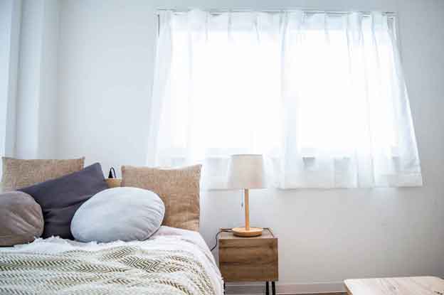 木製シングルベッドと2人掛けソファー