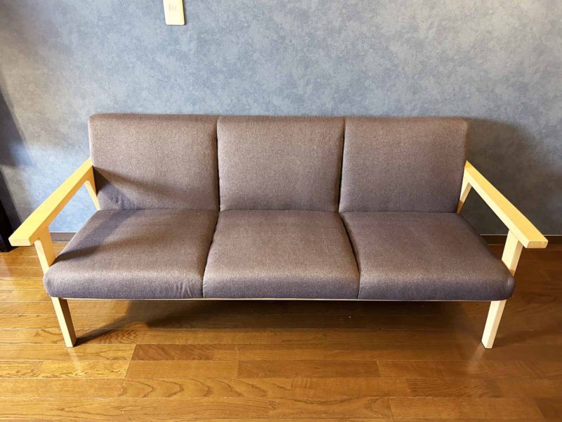 黒茶色の布製3人掛けソファー