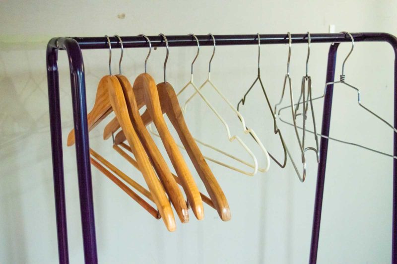 スチールパイプ製の黒ハンガーラック